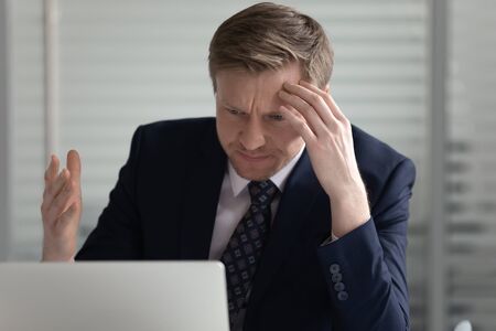 Alter Glatzkopf besorgt es hübscher Teen Alter Glatzkopf besorgt es hübscher Teen